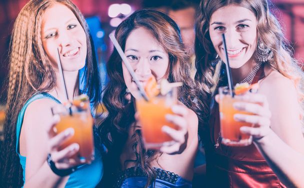 Grupa firm ludzi - kobiet z koktajle w barze lub w klubie zabawy Wyświetlono ich napoje - Zdjęcie, obraz