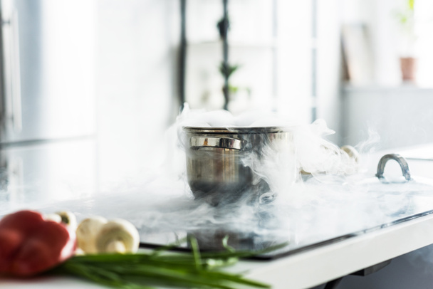 pentola con vapore su fornello elettrico in cucina
 - Foto, immagini