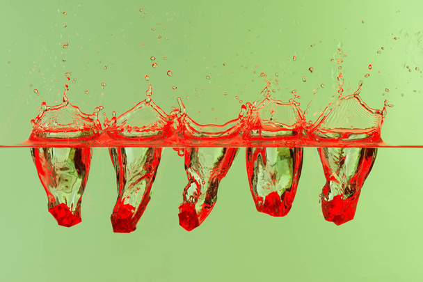 Güzel ve serin su sıçramalarına su içine düşmesini kırmızı tr - Fotoğraf, Görsel