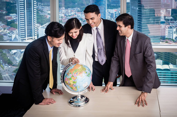 Des hommes d'affaires asiatiques en poste parlent de stratégie mondiale et de nouveaux marchés
 - Photo, image