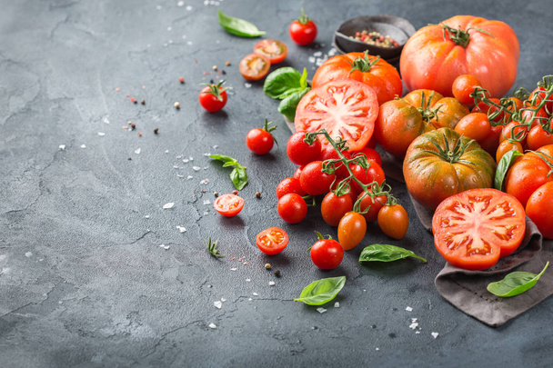 Sortiment reifer Biobauern roter Tomaten auf einem Tisch - Foto, Bild