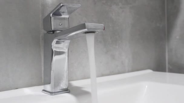 fließendes Wasser aus dem Wasserhahn - Filmmaterial, Video