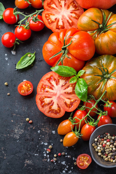 Olgun organik çiftçi kırmızı domates bir tabloda ürün yelpazesine - Fotoğraf, Görsel