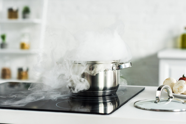 gőz felett pan a konyhában elektromos tűzhely - Fotó, kép