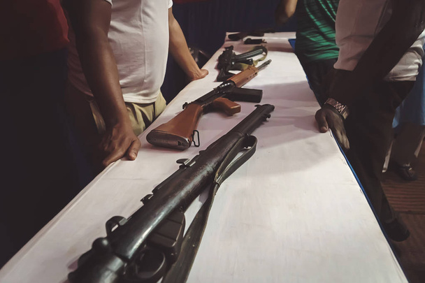 различные винтовки на прилавке в оружейном магазине
. - Фото, изображение