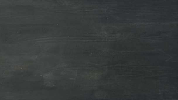 stop motion metraje con fresco puerro rodando sobre mesa oscura
 - Metraje, vídeo