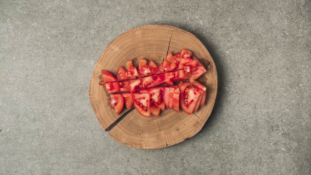 Зупинити рух відео приготування томатного кетчупу на дерев'яній пні на сірій бетонній поверхні
 - Кадри, відео