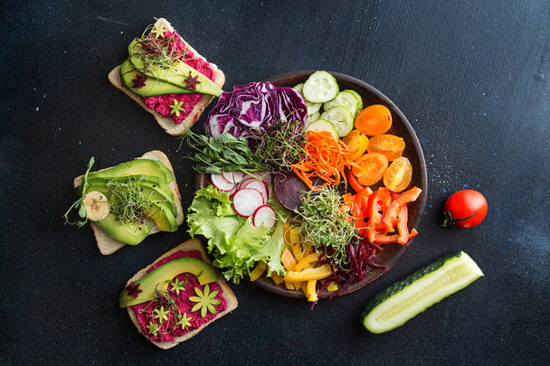 Υγιεινό πρωινό σαλάτα και τοστ με λαχανικά και microgree - Φωτογραφία, εικόνα