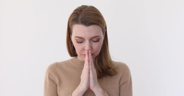 Close-up van een mooie jonge vrouw smeekt, bid - Video