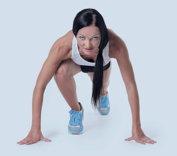 Attraente donna fitness che fa esercizi cross fit a basso inizio
 - Foto, immagini