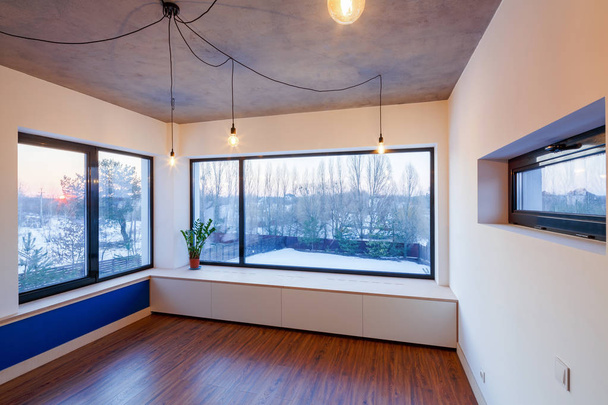 interieur van een lege kamer met laminaat en externe bedrading - Foto, afbeelding
