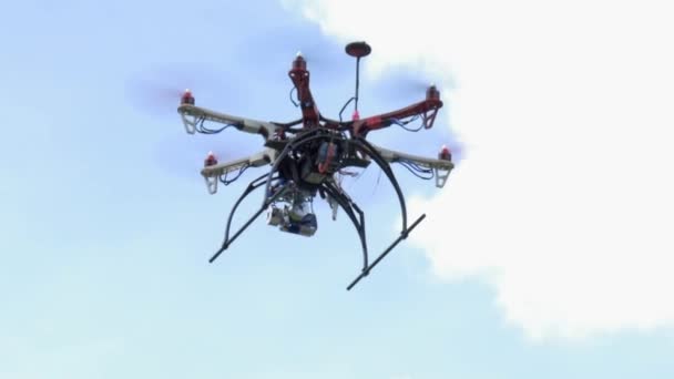 dron volando en el aire - Metraje, vídeo