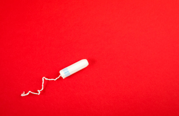 Female feminine hygiene product. White tampons on a red background - Foto, immagini