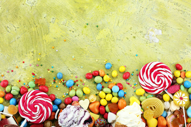 caramelos con jalea y azúcar. colorida variedad de diferentes niños
 - Foto, Imagen