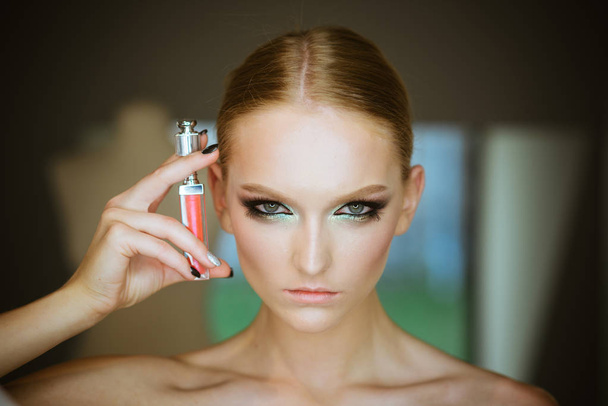 Beauty model with lip gloss, makeup. Beauty girl with lipstick, cosmetics - Fotografie, Obrázek