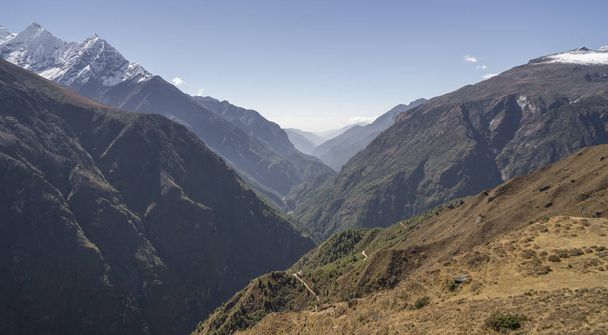 Dudh Kosi joki Canyon Himalajalla
 - Valokuva, kuva