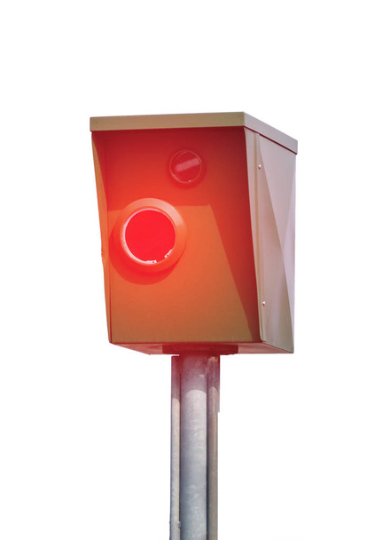 Una típica trampa de radar, trampa de velocidad, cámara de velocidad aislada en blanco con flash rojo
 - Foto, imagen