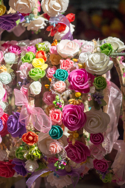 coronas de colores en venta hechas de flores falsas - Foto, Imagen
