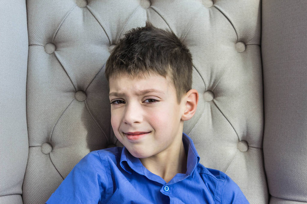 Nespokojení teen chlapec sedí doma - Fotografie, Obrázek