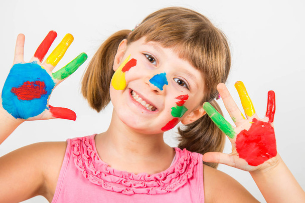niña sonriente con las manos pintadas en pinturas de colores
 - Foto, Imagen