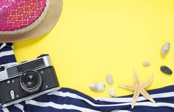 Yello utazási koncepció lásd vagy a strandon. Régi vintage kamera, kalap, seestar. Nyári lapos elrendezés. - Fotó, kép