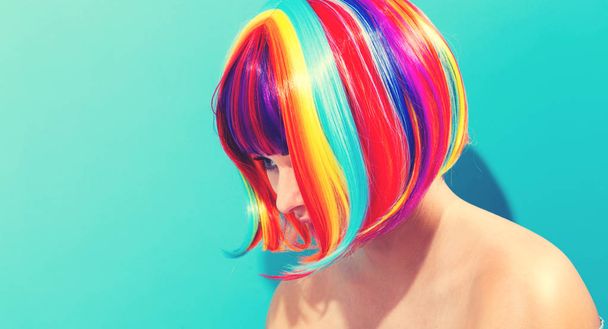 Hermosa mujer en una peluca colorida
 - Foto, Imagen