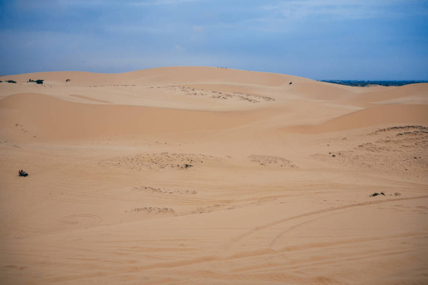 Dunas de arena blanca Muine en Vietnam con los turistas
 - Foto, Imagen