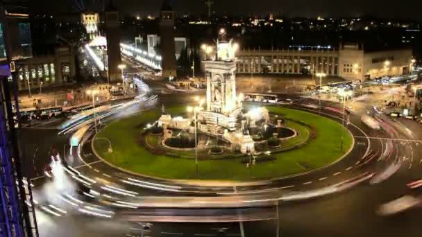 Fira de Barcelona náměstí dav v noci. Time Lapse vozidla a chodce v Plaza Španělska v Fira de Barcelona. Hlavní vchod z Mobile World Congress. Auta, kamiony, motocykly, jízdní kola, autobusy, taxíky a chodci procházející. - Záběry, video