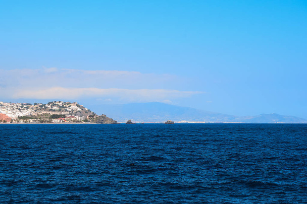 Deniz manzara Beach dağlar ile taşlar ile görünümünü - Fotoğraf, Görsel