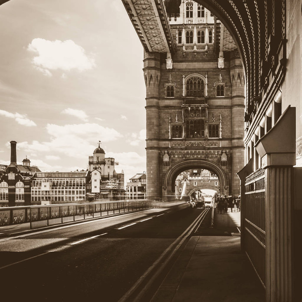 Mirando hacia abajo Tower Bridge London
 - Foto, Imagen