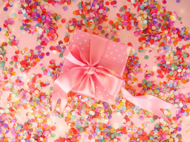 Confettis fond de vacances, boîte cadeau
 - Photo, image