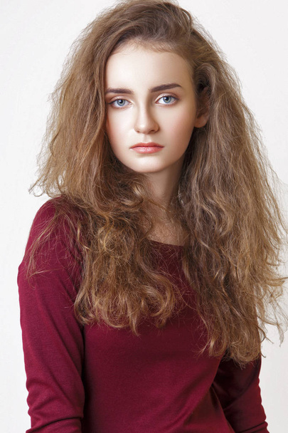 Chica joven modelo en estudio sobre fondo blanco
 - Foto, imagen