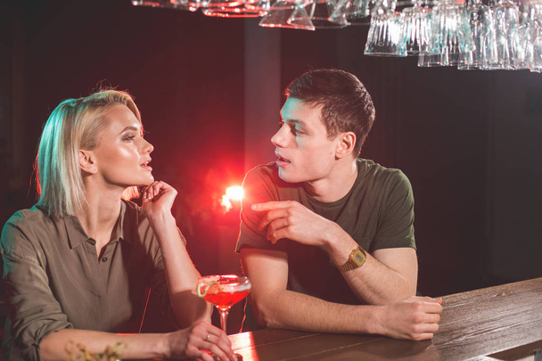 Undistracted girl and male drinking alcohol - Fotoğraf, Görsel