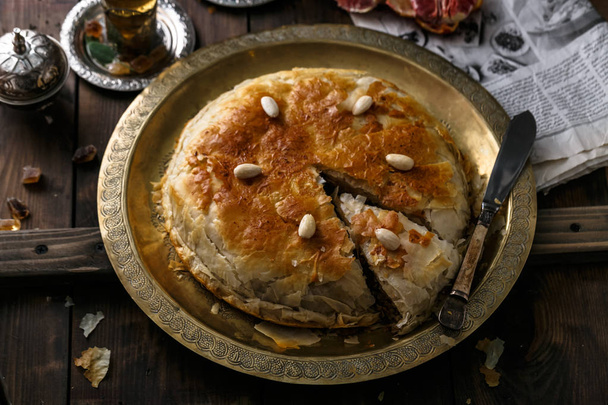 Vue du dessus de tarte marocaine sur plaque de cuivre
 - Photo, image