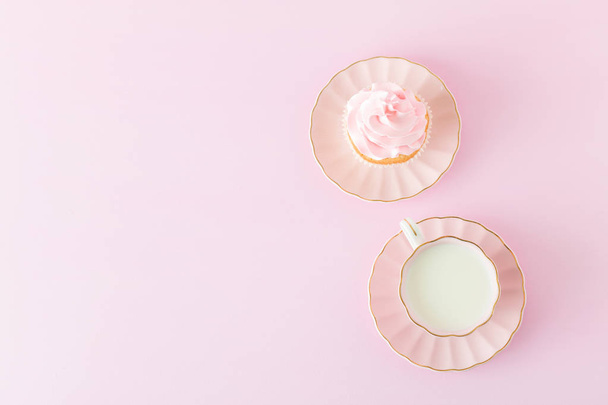 Rózsaszín pasztell függőleges banner díszített cupcakes, csésze kávé tejjel. - Fotó, kép
