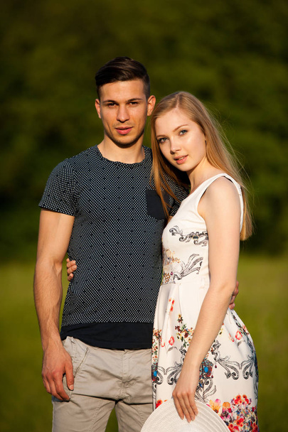 Active young couple on a wlak in the park on hot summer afternoo - Foto, afbeelding