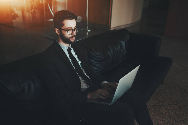 Man ondernemer met de netbook in kantoor - Foto, afbeelding