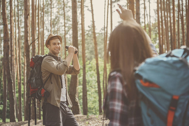 Para turystów są spacery w lesie - Zdjęcie, obraz