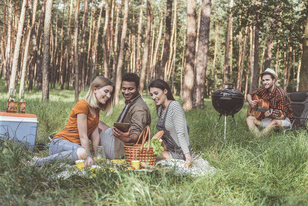 Happy people enjoying pastime at the picnic - Zdjęcie, obraz