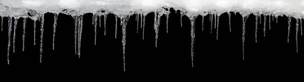 Eiszapfen auf schwarzem Hintergrund, Platz für Text, Vorlage für Design - Foto, Bild