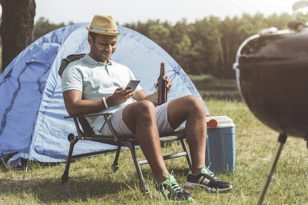 Happy male person resting outdoors - 写真・画像