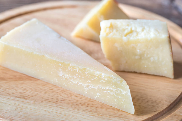 Grana Padano peynir ahşap tahta üzerinde - Fotoğraf, Görsel