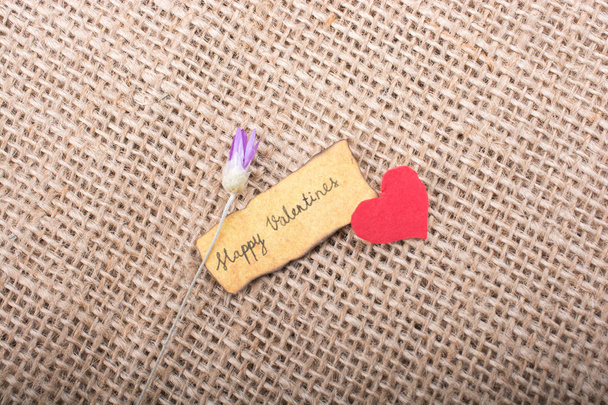Aşk ikonu ve Sevgililer Günü 'nde yırtık kağıt üzerinde yazılar - Fotoğraf, Görsel