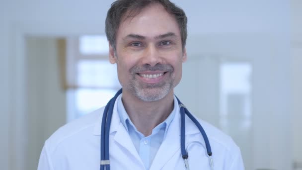 Portret uśmiechający się lekarza w szpitalu - Materiał filmowy, wideo