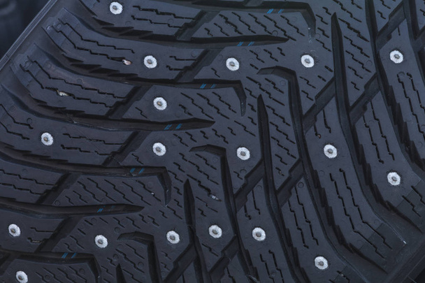 Primer plano de un neumático tachonado con pinchos para conducir en invierno
 - Foto, imagen