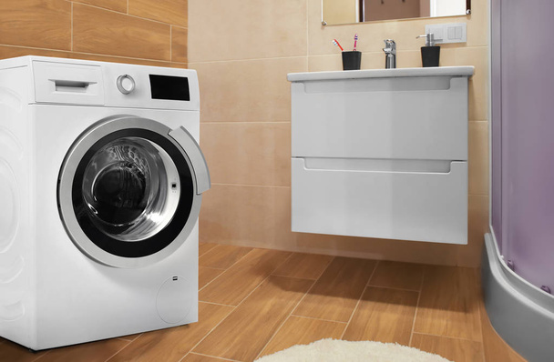 洗濯機付きのモダンなバスルームのインテリア。洗濯の日 - 写真・画像