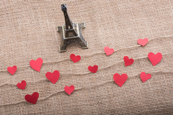 Концепция любви с Эйфелевой башней и бумажным сердцем на нитях - Фото, изображение