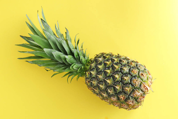 Свежий спелый ананас на цветном фоне
 - Фото, изображение