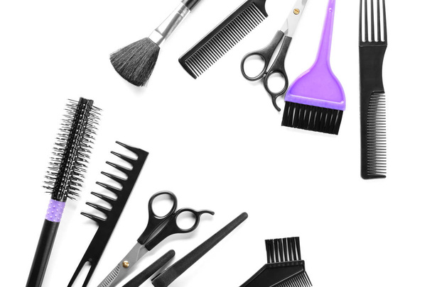 Профессиональные инструменты парикмахера на белом фоне, вид сверху
 - Фото, изображение
