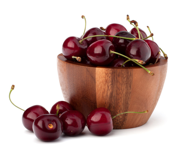 Cherry in wooden bowl - Foto, afbeelding